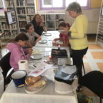 Atelier de peinture sur porcelaine : les enfants ravis de leur création artistique