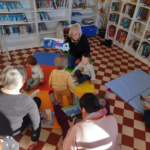 Bibliothèque municipale: familiarisation des tout petits avec le livre